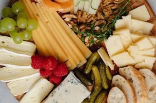Apéros à la française : traditions et spécialités régionales