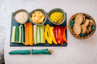 Un apéritif aux fruits, aux légumes et aux produits frais