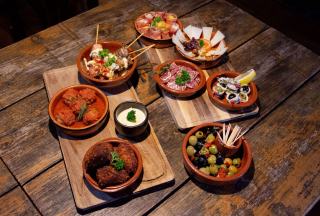 L’apéro dînatoire : définition et différences avec l’apéritif et le buffet